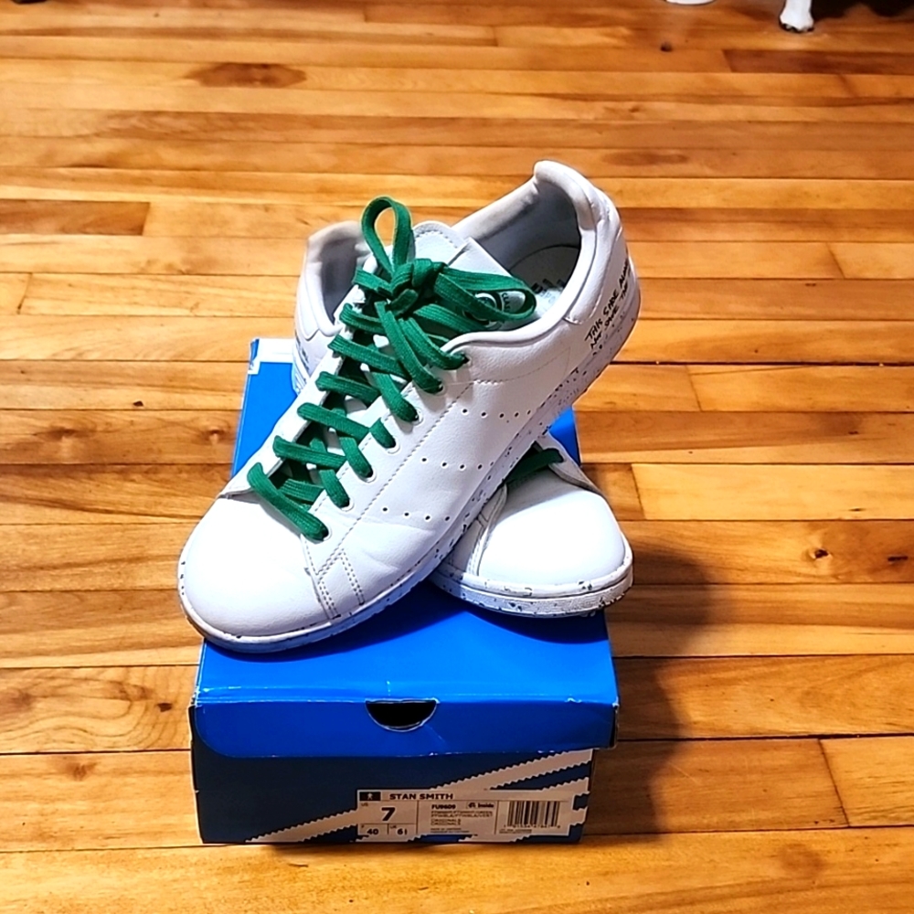 EUC Adidas Stan Smith Clean Classics. White and green. Men's size 7, Women's 8.